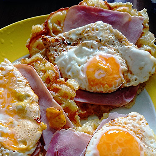 Kloßteigwaffeln mit Schinken und Ei